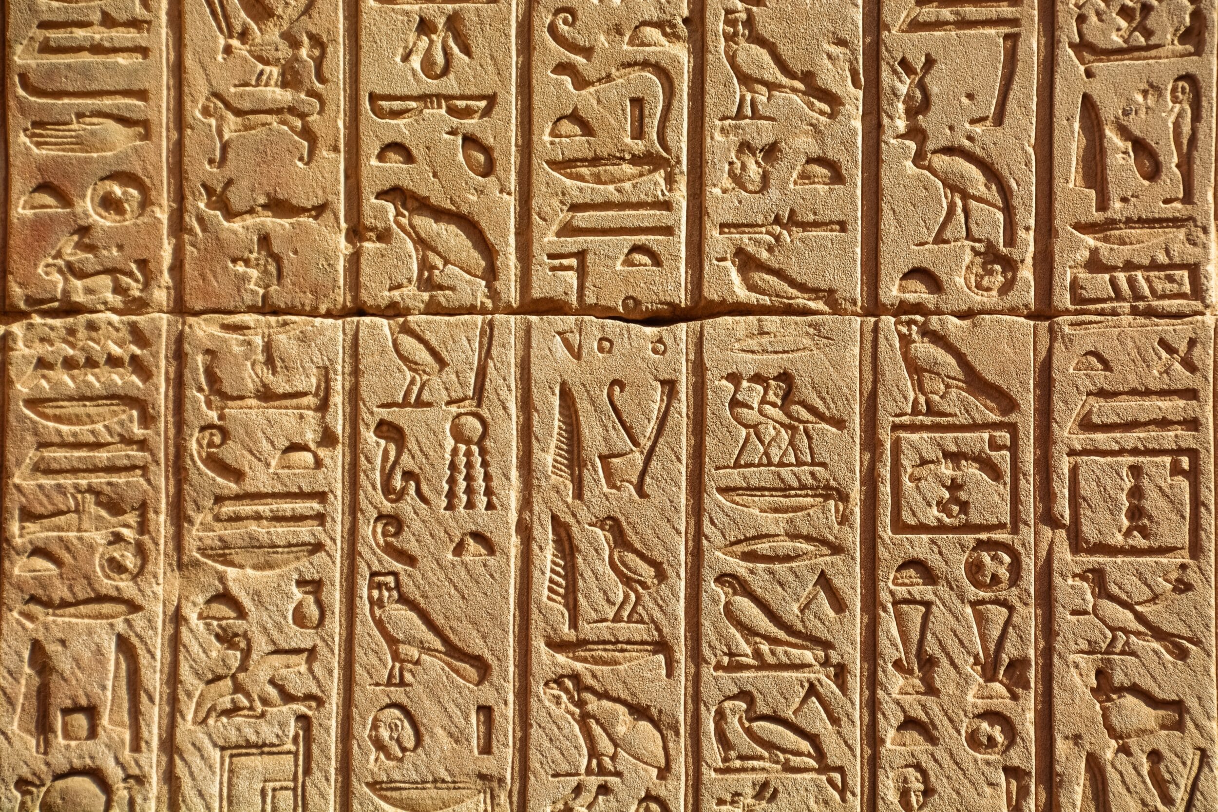 tablette-hieroglyphe-commandements-scaled